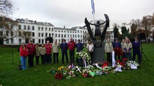 Standbeeld Hannie Schaft in het Kenaupark met bloemen Herdenking 2016