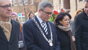 In de stille tocht naar het Kenaupark Hannie Schaft herdenking 2016 Burgemeester van Haarlem, Voorzitter van de Tweede Kamer