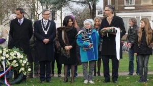 Kranslegging in het Kenaupark tijdens de Hannie Schaft Herdenking 2016. Voorzitter van de Tweede Kamer, Kadija Arib, Burgemeester van Haarlem, Freddie Oversteegen, Voorzitter van de Hannie Schaft Stichting Jeroen Pliester