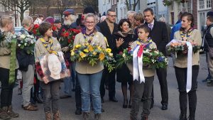 Scouting Hannie Schaft met bloemen tijdens de Hannie Schaft Herdenking 2016