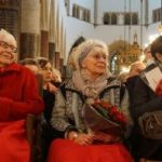 Truus menger oversteegen en Freddie Oversteegen in de st Bavo kerk te Haarlem tijdens de Hannie Schaft herdenking 2015
