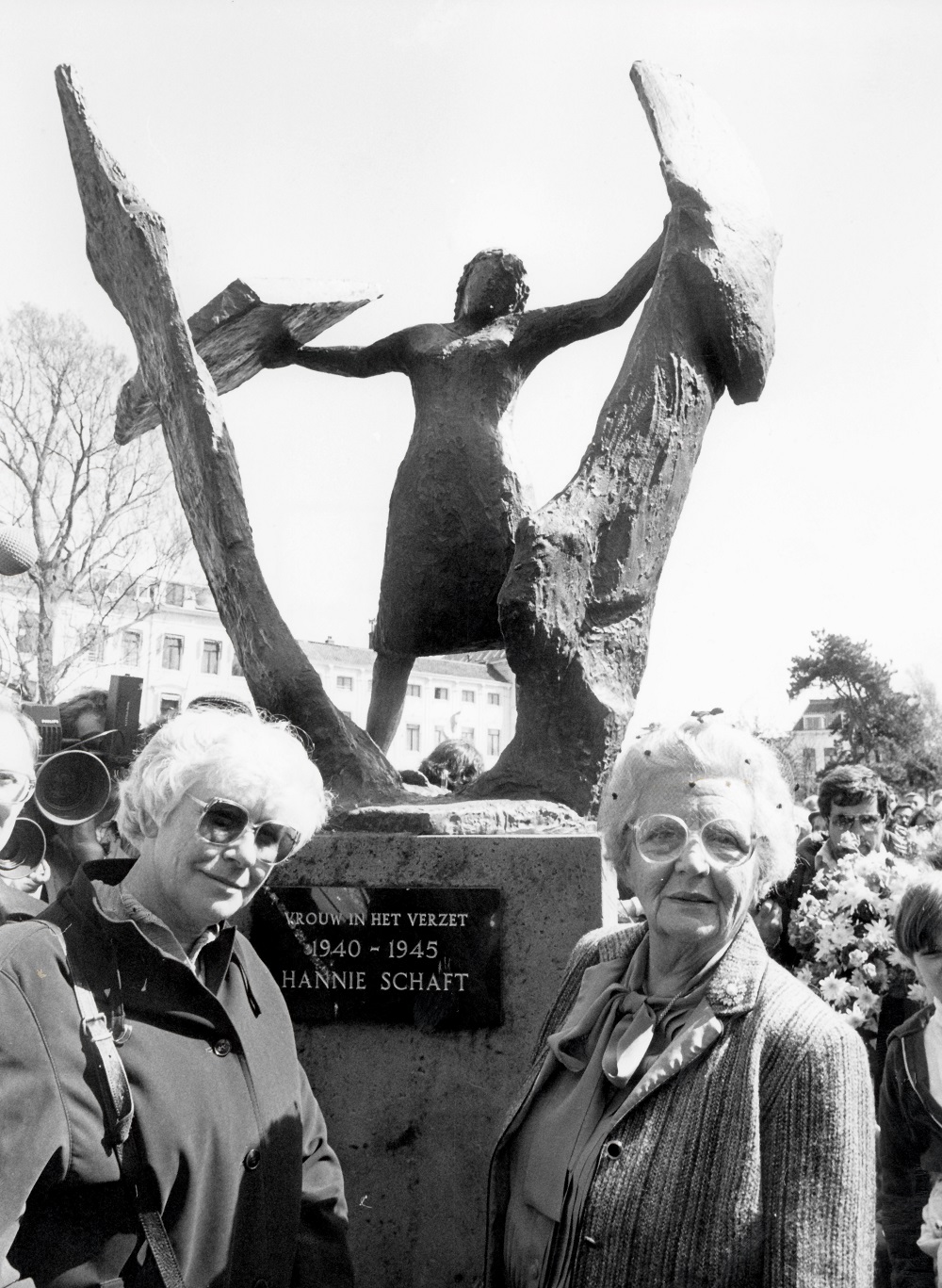 onthulling van het Beeld van Hannie Schaft op 3 mei 1982. Op de foto links Truus Menger OVersteegen, rechts prinses Juliana