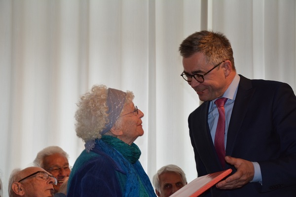boekuitreiking Hannie van Peter Hamman. De burgemeester van Haarlem reikt het eerste exemplaar uit aan Freddie Oversteegen- Dekker