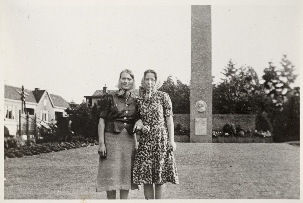 Hannie Schaft en Jopie Wassink bij het Emmamonument