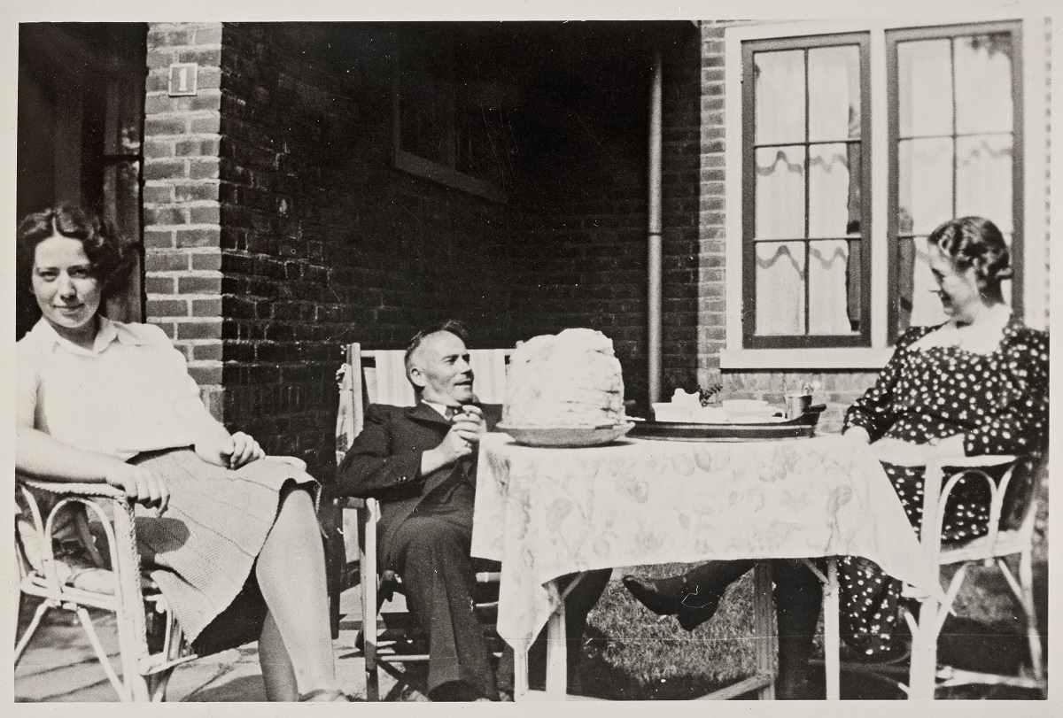 foto van Hannie Schaft en haar ouders waarschijnlijk tijdens een vakantie