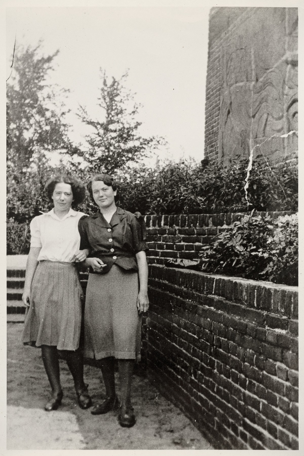 Foto van Hannie Schaft en Jopie Wassink bij het Belgenmonument Amersfoort