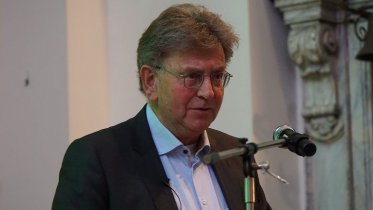 Lees meer over het artikel Prof. Drs. J. Wallage: Een streep in het zand