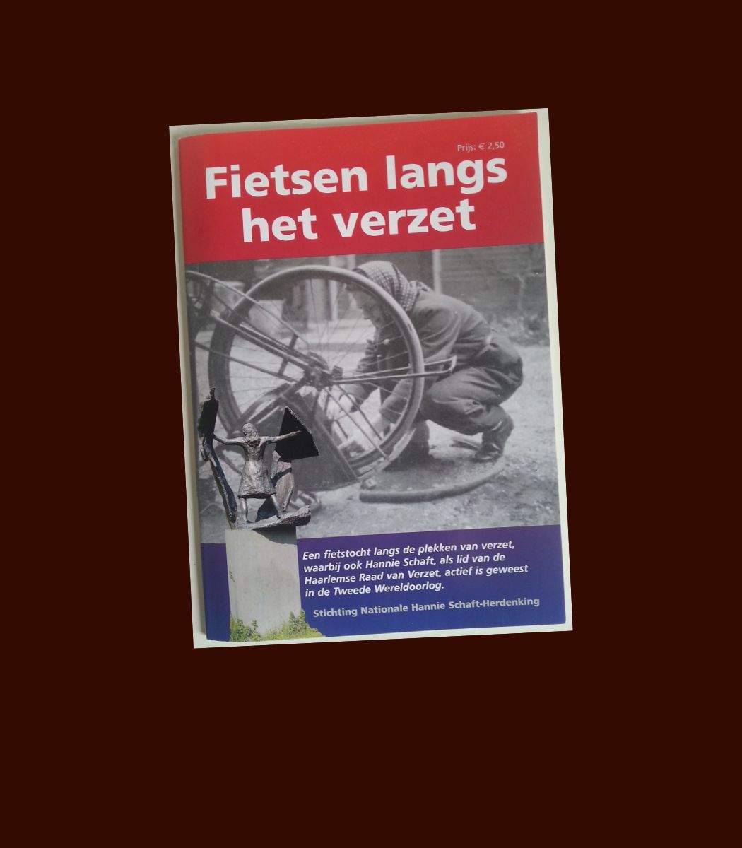 Hannie Schaft boek met een fietstocht langs de plekken van verzet waarbij ook Hannie Schaft, als lid van de Haarlemse Raad van Verzet, actief is geweest in de Tweede Wereldoorlog.
