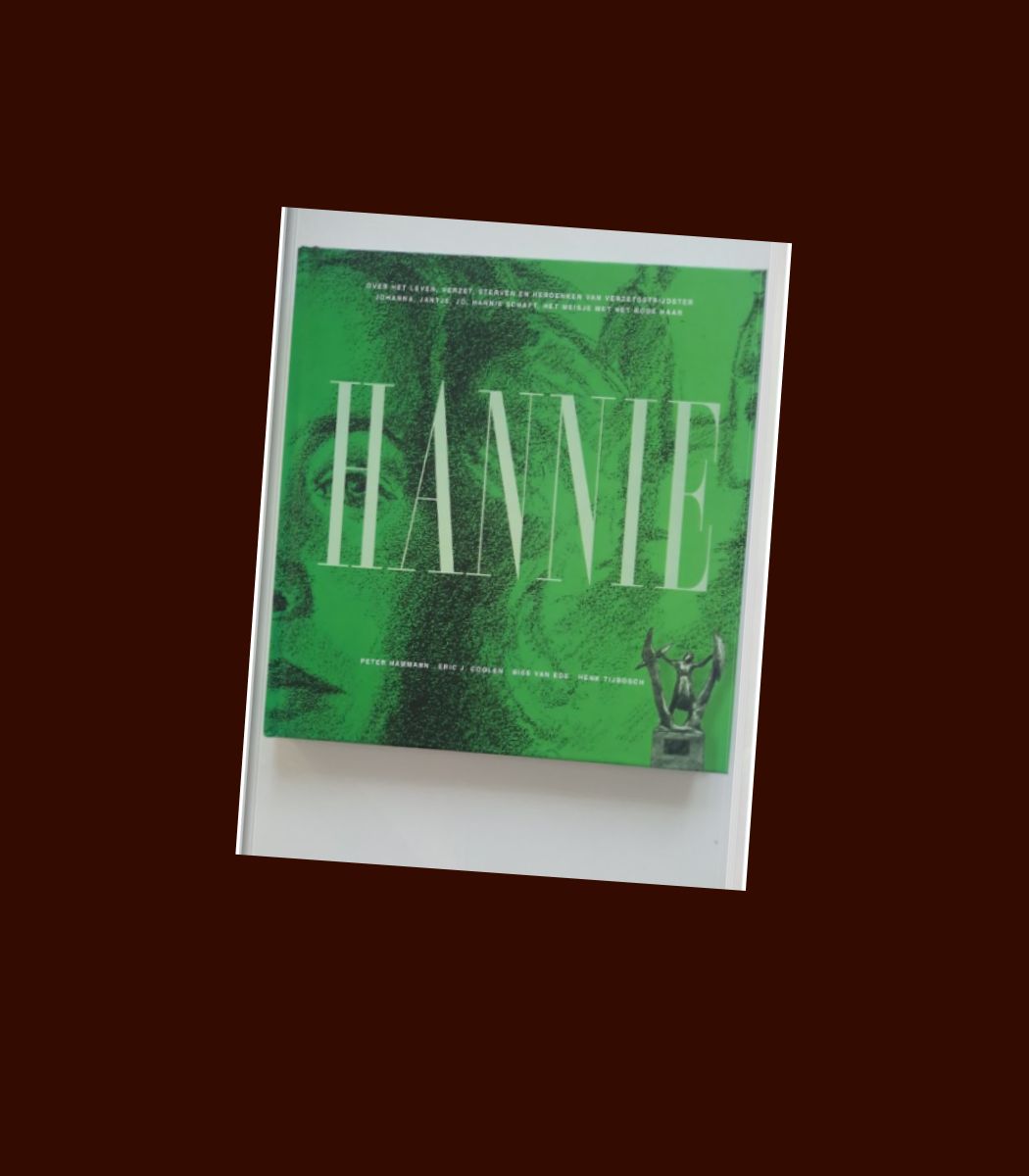 Het boek is geschreven door historicus Peter Hammann. In zijn boek “Hannie” legt hij de gebeurtenissen van de oorlog meer langs een eigentijdse morele meetlat.