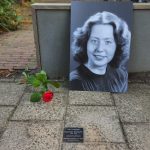 16 september 2025 - De stoepen van Haarlem zijn een bijzondere steen rijker. Voor het huis waar Hannie heeft gewoond, een herdenkingssteen onthuld door burgemeester Jos Wienen en voorzitter van onze stichting Hans Bakker.