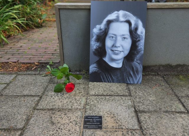 16 september 2025 - De stoepen van Haarlem zijn een bijzondere steen rijker. Voor het huis waar Hannie heeft gewoond, een herdenkingssteen onthuld door burgemeester Jos Wienen en voorzitter van onze stichting Hans Bakker.