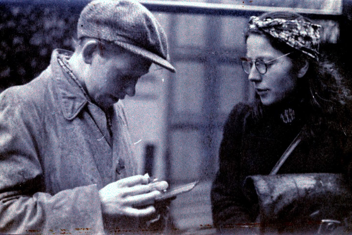 Hannie Schaft en Truus Oversteegen vermomd op pad