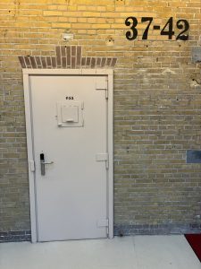 In de Haarlemse Koepel werken wij aan de herinrichting van de cel dichtbij de plek waar Hannie Schaft gevangen zat. Juist in deze cel willen wij het verhaal over haar leven, verzet, moed en dood op indringende manier laten zien.