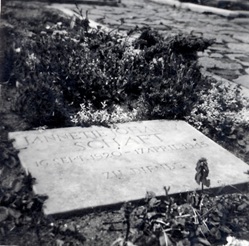 Enkele maanden na het einde van de Tweede Wereldoorlog, op 27 november 1945, wordt Jannetje Johanna Schaft herbegraven op de Erebegraafplaats Bloemendaal, in het bijzijn van koningin Wilhelmina.