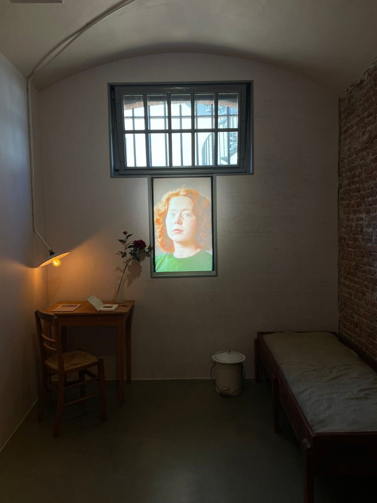 Cel 55 - Hannie Schaft, vrouw in het verzet, Koepel Haarlem. In deze cel, dicht bij de plek waar verzetsvrouw Hannie Schaft (1920 - 1945) tijdens de Tweede Wereldoorlog gevangen zat, wordt haar verhaal opnieuw tot leven gebracht. Deze ruimte verbeeldt haar laatste dagen, haar rol in het verzet, haar moed en haar dood.