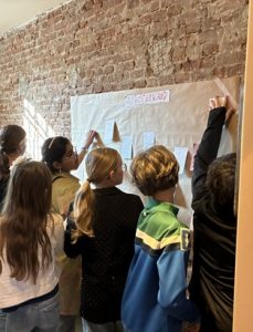 Opening Cel Koepel: Jongeren plaatsen een bericht op de gedachtewand in de Cel Koepel