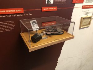 Op de plek waar Hannie Schaft angstige uren doorbracht, ontstaat nu een moment van reflectie en bewustwording. Door middel van beeld, geluid en de inrichting van de ruimte worden bezoekers uitgenodigd stil te staan bij haar verhaal en bij de vraag: hoe Hannie ben jij?