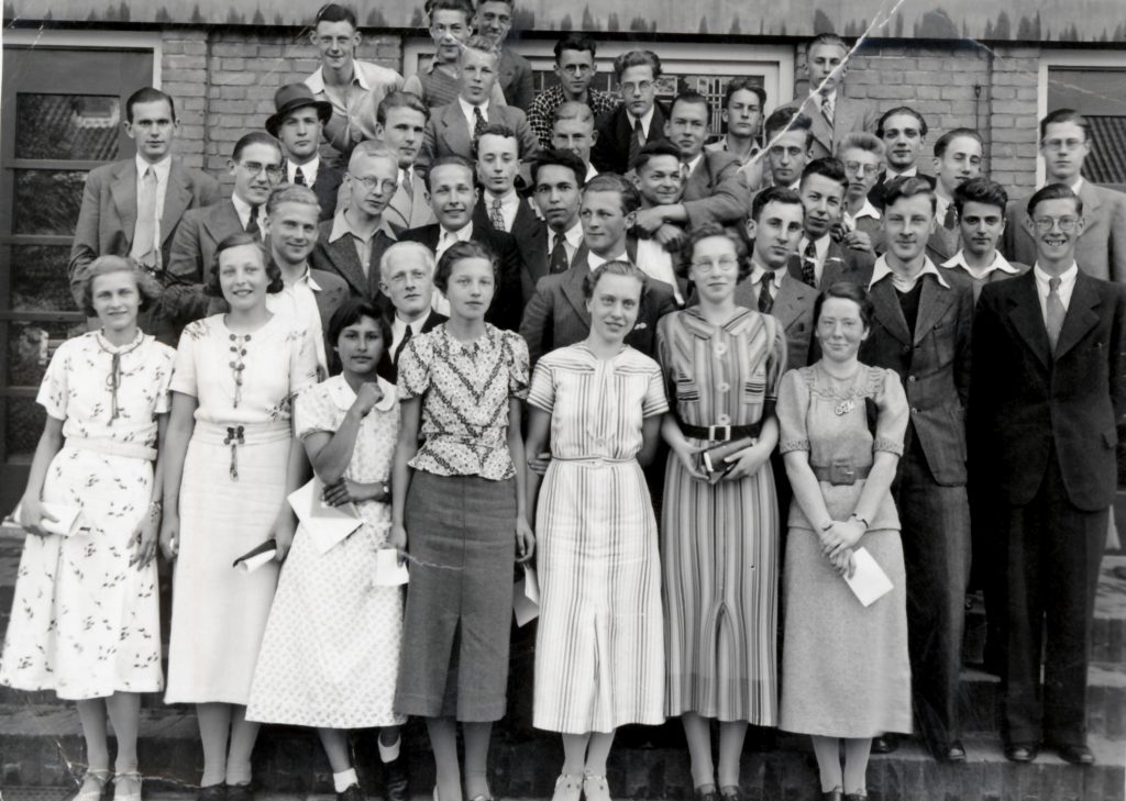 Op haar 18de gaat Jo (Hannie Schaft) rechten studeren in Amsterdam (1938). Ze wordt lid van de Amsterdamse Vrouwelijke Studenten Vereniging (AVSV). Jo heeft veel vriendinnen, onder wie twee Joodse studentes Philine Polak en Sonja Frenk. In de rechtenstudie specialiseert ze zich in volkenrecht. Ze droomt ervan om later de Volkenbond nieuw leven in te blazen (later de Verenigde Naties - VN).