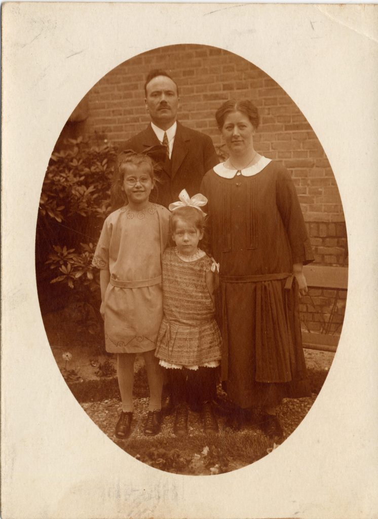 Foto van het gezin Schaft met vader Pieter, moeder Aafje, zus Annie en Hannie Schaft.