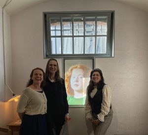 Achter het werk Christel Bouwmeester (Beeldend Kunstenaar), Liesbeth Rood (Theatermaker), Charlotte Schot (Art Director) realiseerde deze ruimtelijk installatie in opdracht van de Nationale Hannie Schaft Stichting, samen met vele andere vrijwilligers.