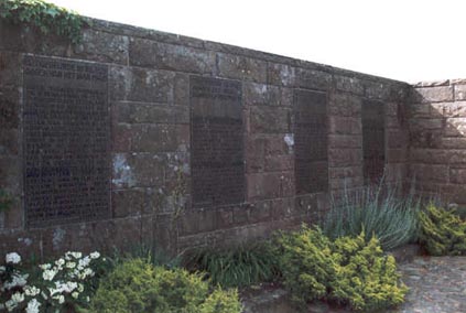 Muur op de Eerebegraafplaats Bloemendaal met de tekst van Van Randwijk