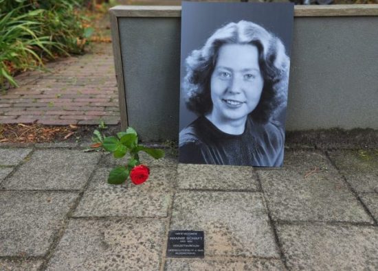 16 september 2025 - De stoepen van Haarlem zijn een bijzondere steen rijker. Voor het huis waar Hannie Schaft heeft gewoond, een herdenkingssteen onthuld door burgemeester Jos Wienen en voorzitter van onze stichting Hans Bakker.